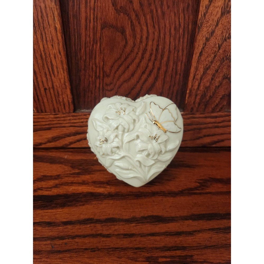 Lenox Heart-Shaped w/Butterfly Porcelain Gold Trim Trinket‎ Box